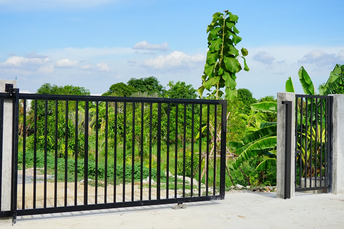 Sliding gate of fence panel